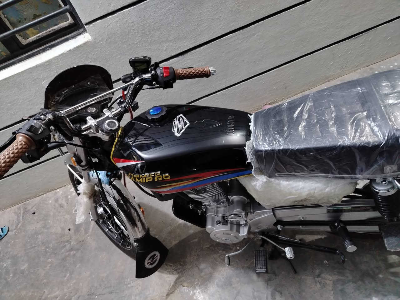 السلام عليكم ماطور للبيع نامي برو هونزده موديل 26 محرك 200 بعده زيرو ماماشي هواي ورقه وحده مايترقم مكان ديالى سد حمرين *********** السعر 950
