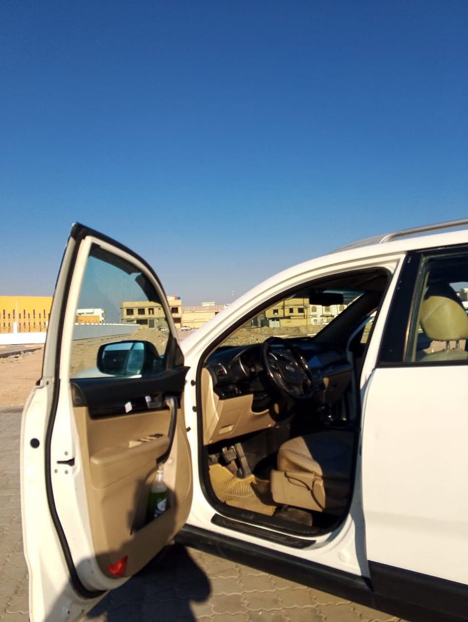 سلام عليكم
كيا سورنتو مديل 2014 خليجي  بيها اربع طلقات وطخه خفيفه بالباب عكس باب السايق وصبغ بنيد فقط مكينه اربعه سلندر 2400 دوش جديده توها شادها تايرات حداديه جديده  ماشيه 195 كم سياره عائليه عدد الركاب 7  
 سعرها 160 
الرقم: ***********
