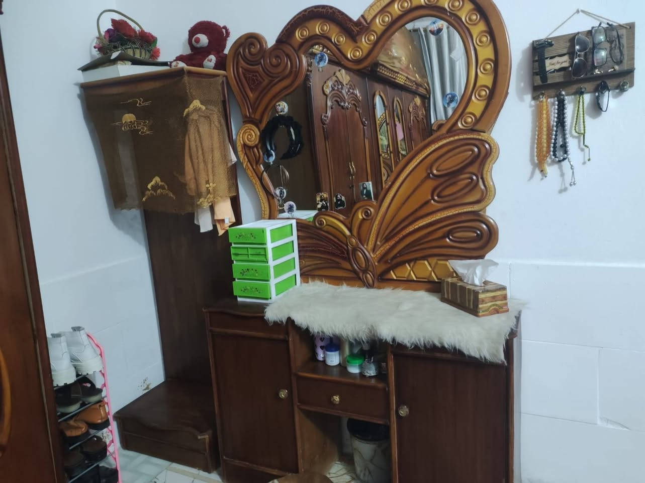 غرفه للبيع كامله هي وملحقاتها الاستفسار *********** مناسبه
