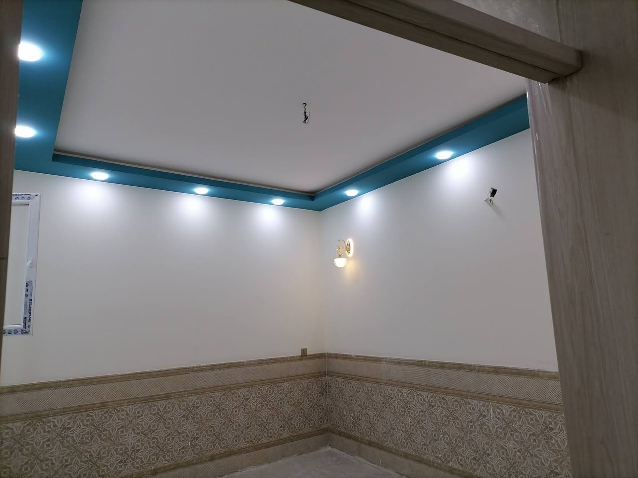 السلام عليكم شقه للايجار معمل الادويه مقابل مطعم زرزور طابق ٣ بنايه جديده غرفتين نوم وصاله واستقبال ومطبخ ومجموعة صحيات المطلوب عائله صغيره للاستفسار الاتصال على الرقم او واتس اب
***********
