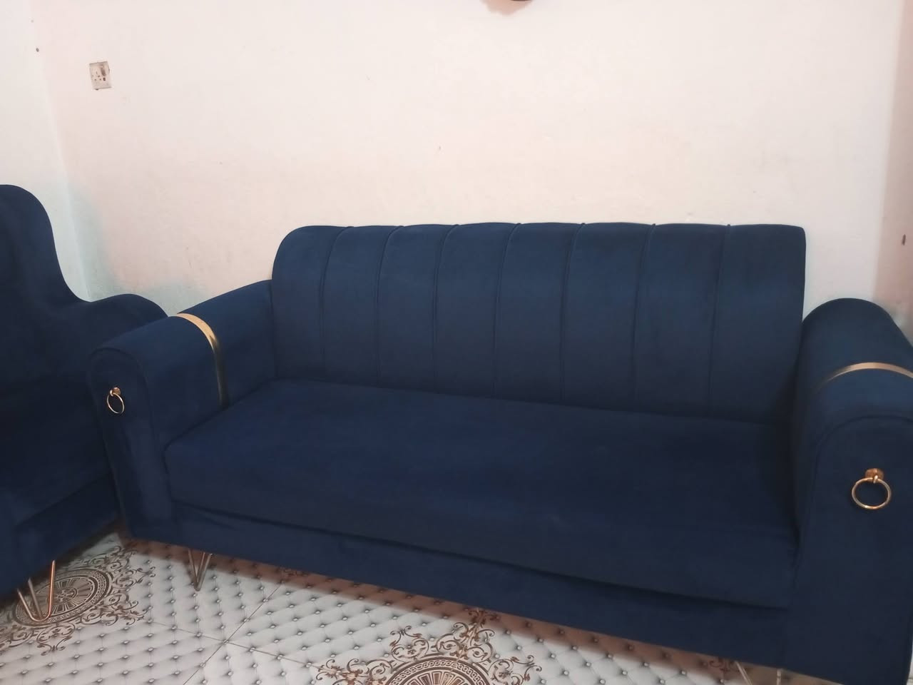 سلام عليكم عندي تخم و نص قنفات ياخذ 15 نفر مستخدم قليل نضيف للبيع سعرة 350 الف وبيه مجال ال شراي يتصل على هذه الرقم ***********
