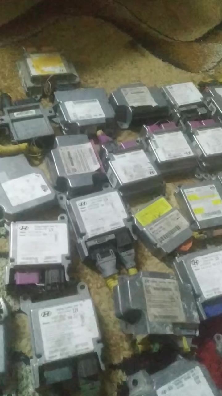 السلام عليكم اخوان شلعة مال غراض حاوية كوري شلعة وحدة بيهن 1500قطعة او اكثر سعر 950واصل الباب البيت وموجود مفرد للتواصل ***********
