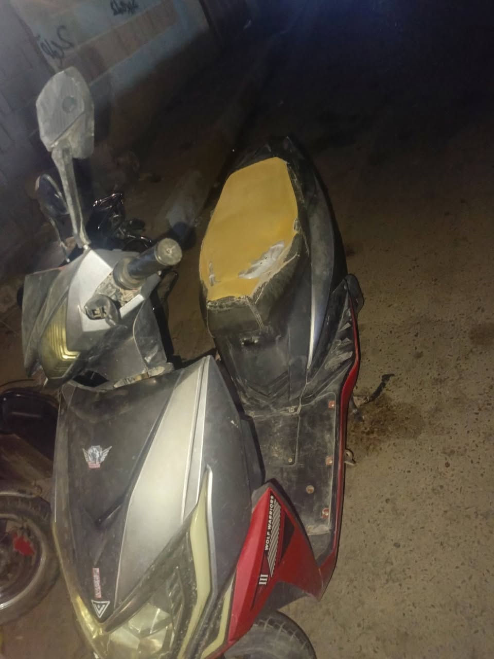 سلام عليكم دراجه شحن للبيع سبع بطاريات عل فحص كهربائياته كلهه شغاله سعر 150 قفل قفل قفل مكاني رمادي رقم تليفون ***********
