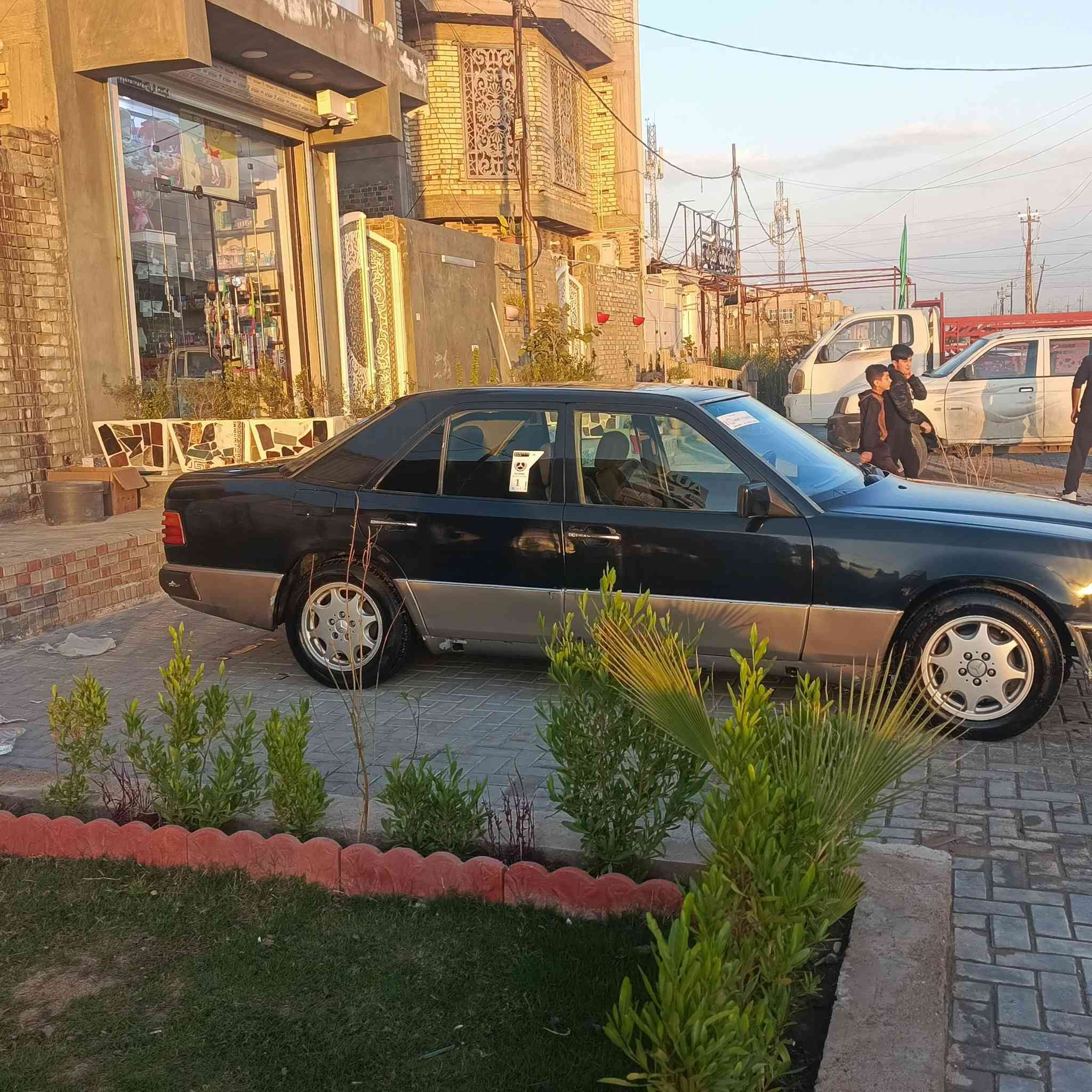 سلام عليكم 
مارسدس دب مديل 1987محدثه1992
سياره محوره vvt3000
سياره مصبوغه جماليه 
كهربائيات كله شغال 
سياره بسمي تحويل ثاني يوم 
سعر 57وبيه مجال 
عنوان بغداد حي اور 
رقم ***********
