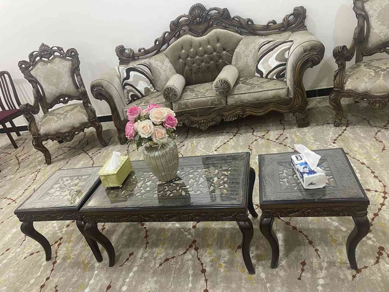 السلام عليكم عندي قنفات رئاسي9مقاعد وياه 3طبلات تركي اصلي اني جبته وياي من تركيا نضيف كلش السعر مليون 100 العلون البياع شرطه الخامسه ***********
