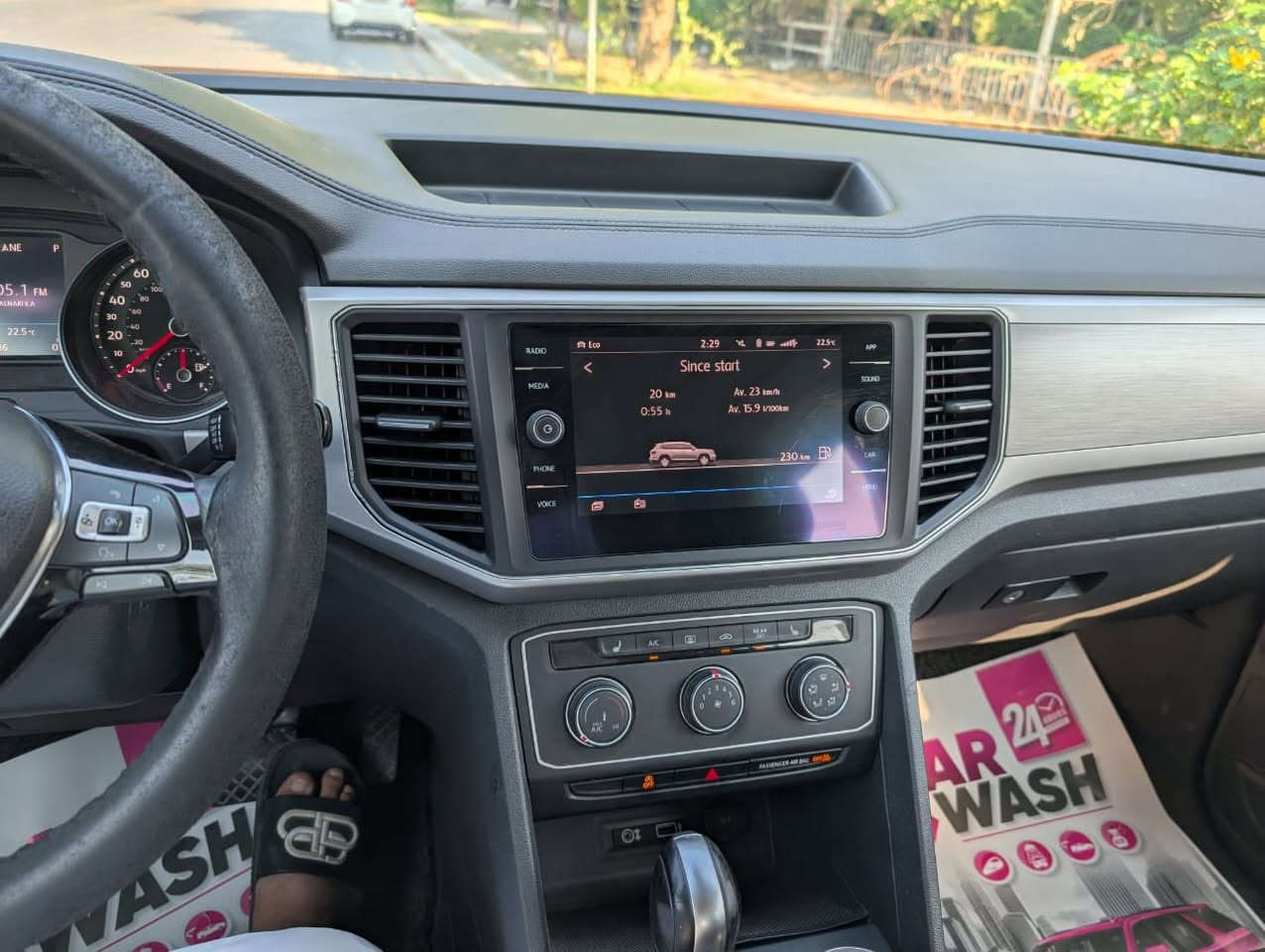 السلام عليكم ... . فولكس فاكن اطلس موديل 2018. مواصفات SE .  عدد المقاعد 7 .تبريد قطعتين . السيارة عليهة عازل حراري على الجام بلكامل شاشة تحكم .هاند بريك بصمة. اربع ابواب بصمة دخول ذكي.حساس مري . رادار خلفي  السيارة  حلو جاهزة  بدون مصرف . صيانة كاملة مسويها . صدر امامي و خلفي بل كامل و صيانة مكينة و كير و فلاتر و دهن . كله يم شركة سكودة  مسوي قبل شهر . تخم تاير جديد. رقم انكليزي جديد هاي الصور قديمة الحادث والسونار مرفق بلصور كل التفاصيل واضحة. السيارة ماشية ١٤٤ الف  كيلو متر. السعر ١٨،٠٠٠،$ او بيهة مجال
الاتصال *********** واتساب
