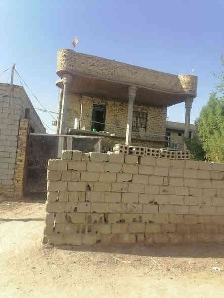 بيت طابقين البيع مساحته ٧٠٠ متر ابيع اقصاد  تطي نص ويبقه نص اقصاد زرعي بل سنيه فرع التبليط ملأت الدوره كونكريت مسلح غرف ٤ وصالتين وستقبال معزول وحده  *********** مدارس متوسطه وبتدايه التبليط الفرعي عنه ١٠٠ متر  *********** مروس وفرق عادي ابيع
