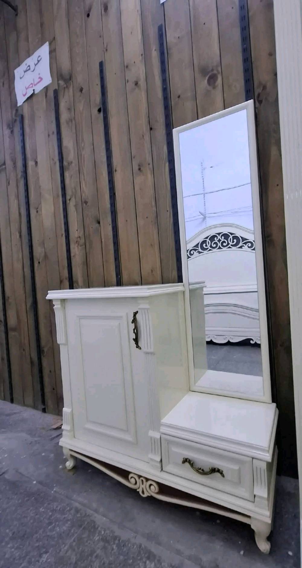 غرفة نوم حديثة من درجة ممتازة 
صبغ درجة أولى 
عنوان صالحية مقابل وزارة عدل 
شد ونقل مجاني لجميع محافظات 
هل توجد أي عيوب أو تلف في القطع؟: 
لا يوجد
وين موقعك في العراق للتوصيل أو المعاينة؟: 
بغداد الصالحيه 
هل يتوفر توصيل وتركيب داخل المدينة؟: 
نعم
هل السعر قابل للتفاوض؟: 
نعم