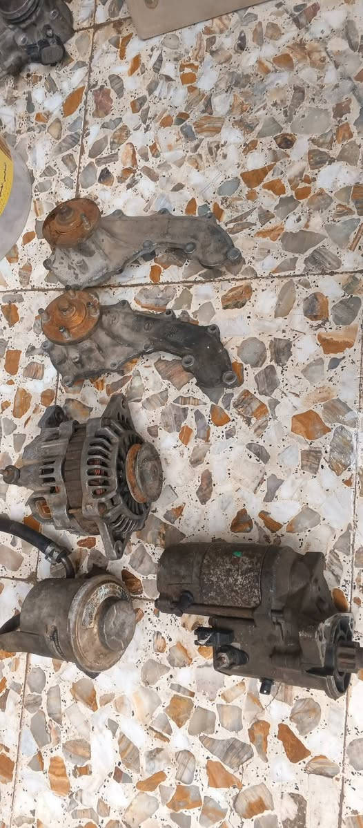 السلام عليكم شباب غراض كوستر سلف ودين مو مال حاويه ثنينهن 100 واتر بم 25 كلج مروحه 30 دكشن صالنصه كامل 75 تجوه مال باب السائق 35 قفل خشبه مال باب 30 الف  مكاني بغداد ولي بريد العينه والصينية هم موجودات عنه والفلاوين سعر 200 رقم الهاتف ***********
