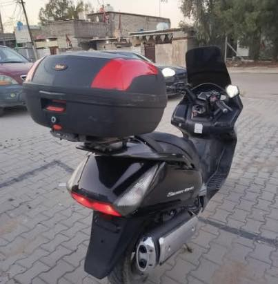 السلام عليكم 
سلفر وينج400cc
وارد ياباني180🇯🇵
مكينه بلاد
معدل شلعه ترايك للشمال
عليها ادامه نوزلات وبلاكات وكهربائيات كلها جديدة
وجاهزه باتري جديد
تخم تاير جديد
مكاني بغداد بسمايه
واتساب ***********
