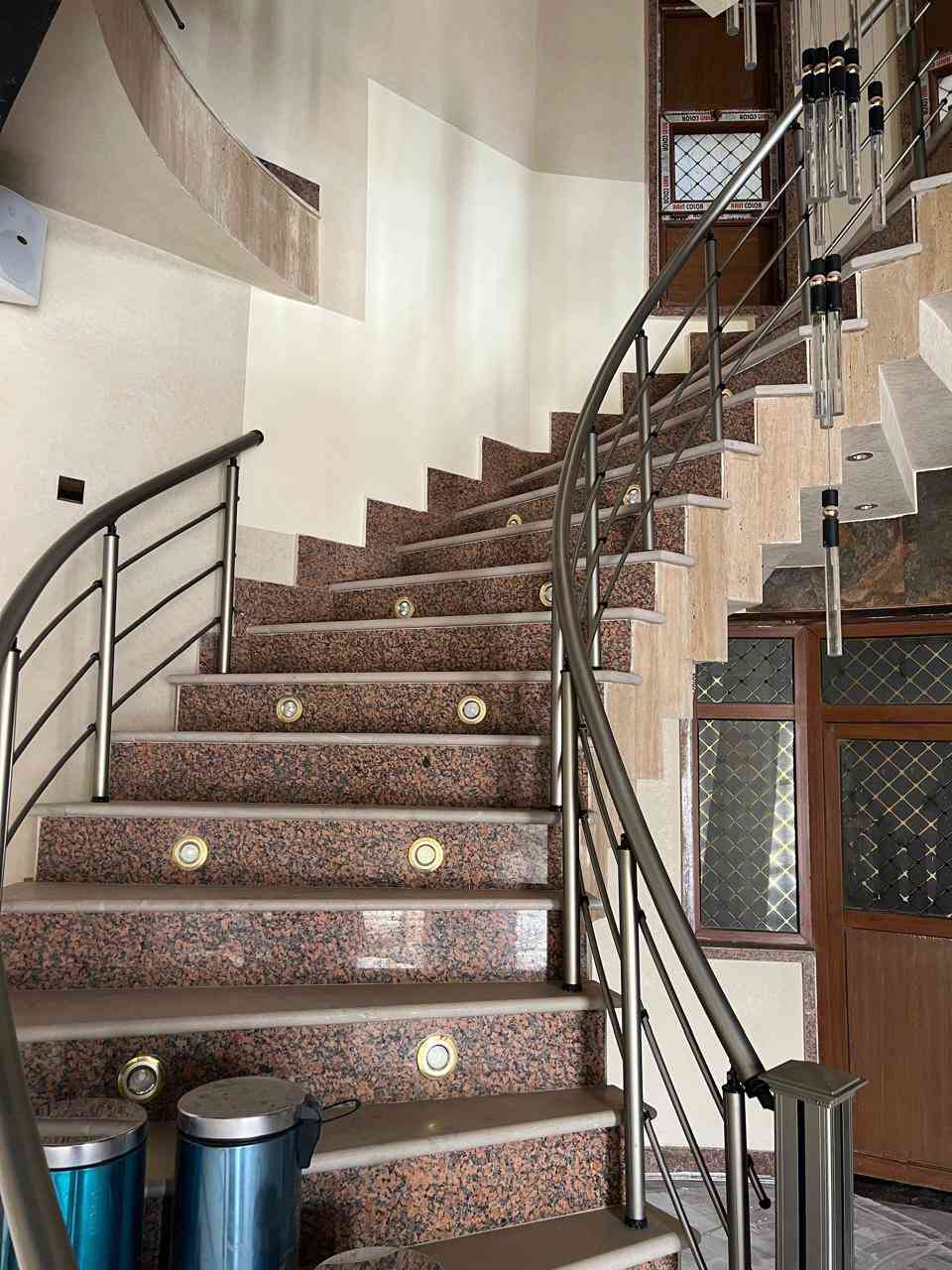 للبيع – بناية تجارية
📍 الدورة – كرارة – حي دجلة (نزلة مجسر الرابط بين آسيا ودجلة)

أبرز الميزات:
• 4 طوابق مفتوحة – مساحة 100م² لكل طابق – واجهة 10م
• تشجير 200م + نافورة ضوئية كبيرة + إنارة عواميد ليزرية
• مصعد بانوراما + كاميرات كاملة + أبواب كهربائية + شاشة عرض كبيرة
• تكييف سبليت إنفيرتر في كل الطوابق + مطافئ حريق
• أرضيات مرمر + صبغ جوتن + ديكورات سقوف
• طابق كامل جاهز للملابس والكوزمتك (خشب + رفوف ومدرجات)
• رفوف كاملة بكل الطوابق (كرزات + بقوليات خشب مطعم بالزجاج)
• صحيات ومخزن بكل طابق + سطح متكامل (مطبخ + صحي + منام عمال)
• مساحة خارجية صالحة لمأكولات ومرطبات

للاستفسار ***********
