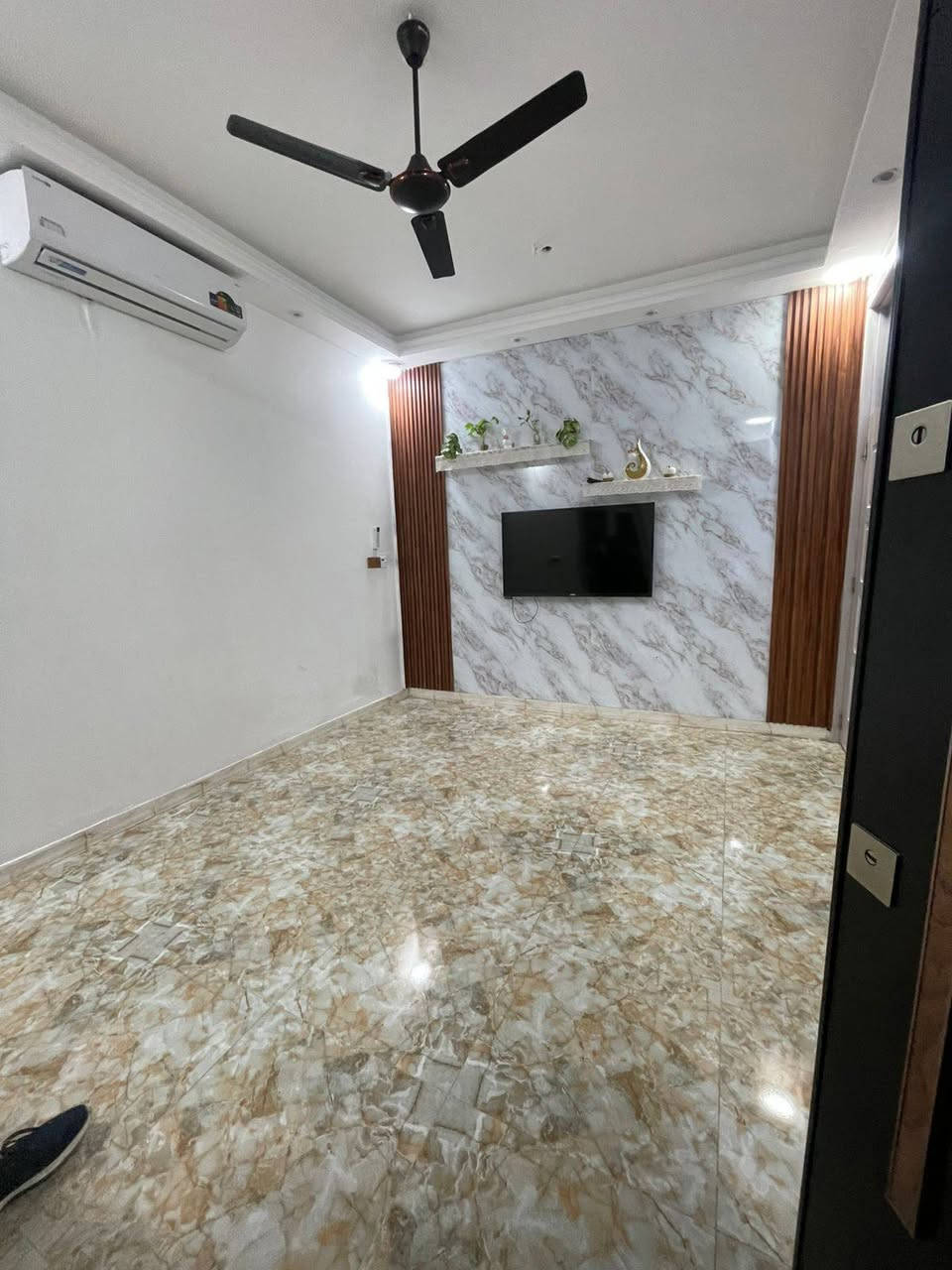 دار للبيع مساحة ٨٠ متر واجهة ٥ متر
طابق واحد صالة مطبخ غرفة نوم خدمات صحية ٢ مع بيتونة
زراعي سند ٢٥ - حق التصرف
خدمات كاملة تبليط ماء مجاري كهرباء
الموقع شارع قاعه الطالب 
للأستفسار اتصل او واتساب 
***********
