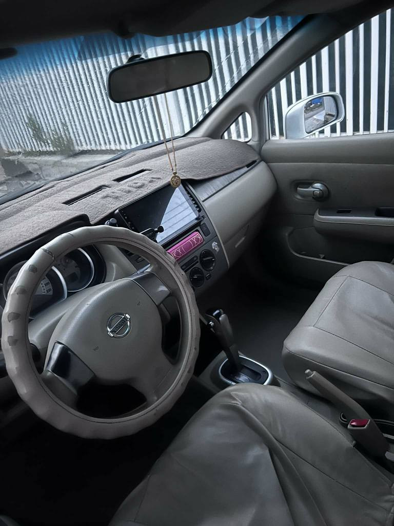 نیسان تیدا 2009 سندوق،سپی سەدەفی گێڕ و مەکینە بە شەرت، سەیارەکە بەناوی خۆمە بەناو کردن بەشەرت، تەبریدوو تەقەو ڕەقە بەشەرت، جەمپێکی پێشو پشتی هەیە کەمێک ژۆرێی گرتیە ، سێ پارچە سبوغە نرخ 87 و مەجالێکی کەم *********** أربيل, العراق
