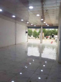 قاعة كبيرة مجهزه  حمام ، ماء ساخن وبارد  اضوية  كاملة من كلشي للايجار ...