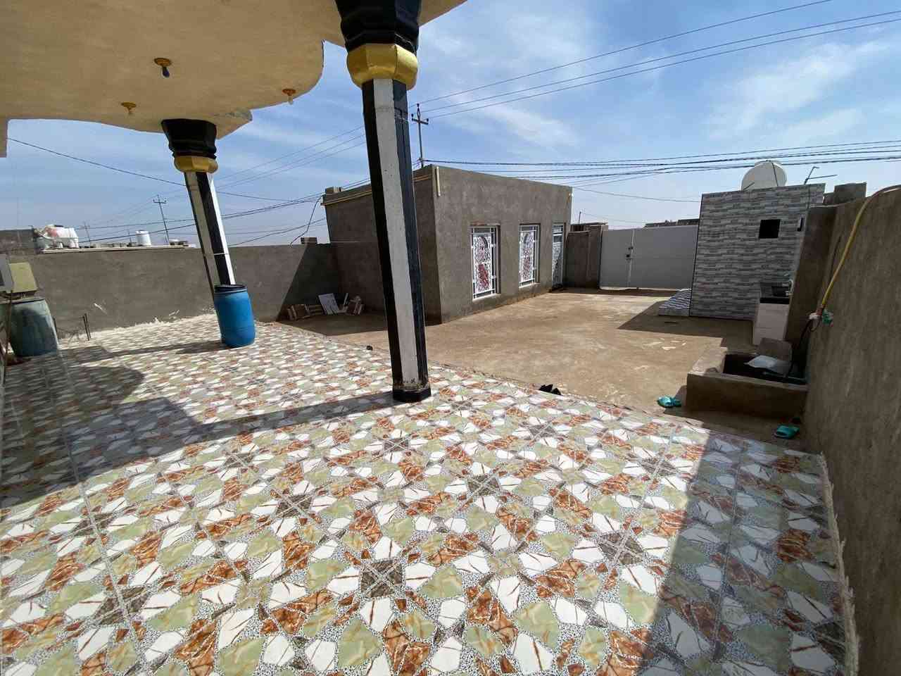 السلام عليكم
بيت للبيع مساحه 300 
كامل لبخ سيراميك أبياض 
3 غرف نوم 5في4 ساحه درج 11في4 صاله6في4 ومطبخ6في3  استقبال خارجي 8 في 4 يتكون علا 3 صحيات خارجيه وداخليه ترك خلفي 11في4  الطابق ثاني قيد الإنشاء 🏗️🧱
الموقع الكوت ناحيه شيخ سعد طريق الشهابي قرب معمل الغاز
  ‏‪***********‬‏ أحمد
