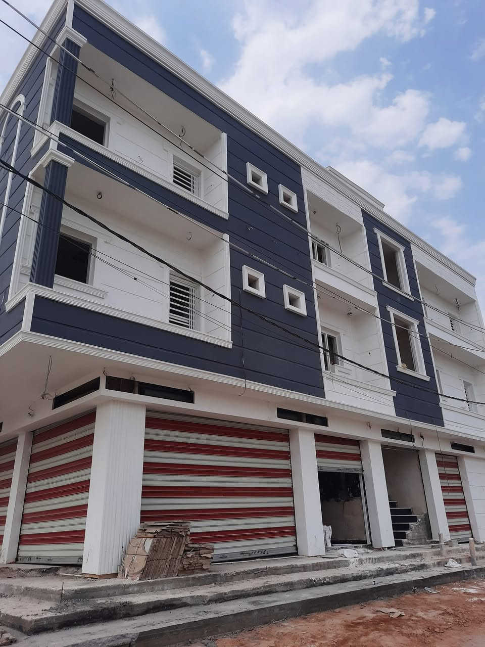 #بنايه تجاريه للبيع ثلاث طوابق 
# المساحه 200م ركن 10 في 20 
#الموقع شارع 80 
# التصميم الهندسي مجمع طبي 
# تتكون من مختبر وصيدليه و8 عيادات طبيه 
للاستفسار الاتصال ع الرقم 
***********
