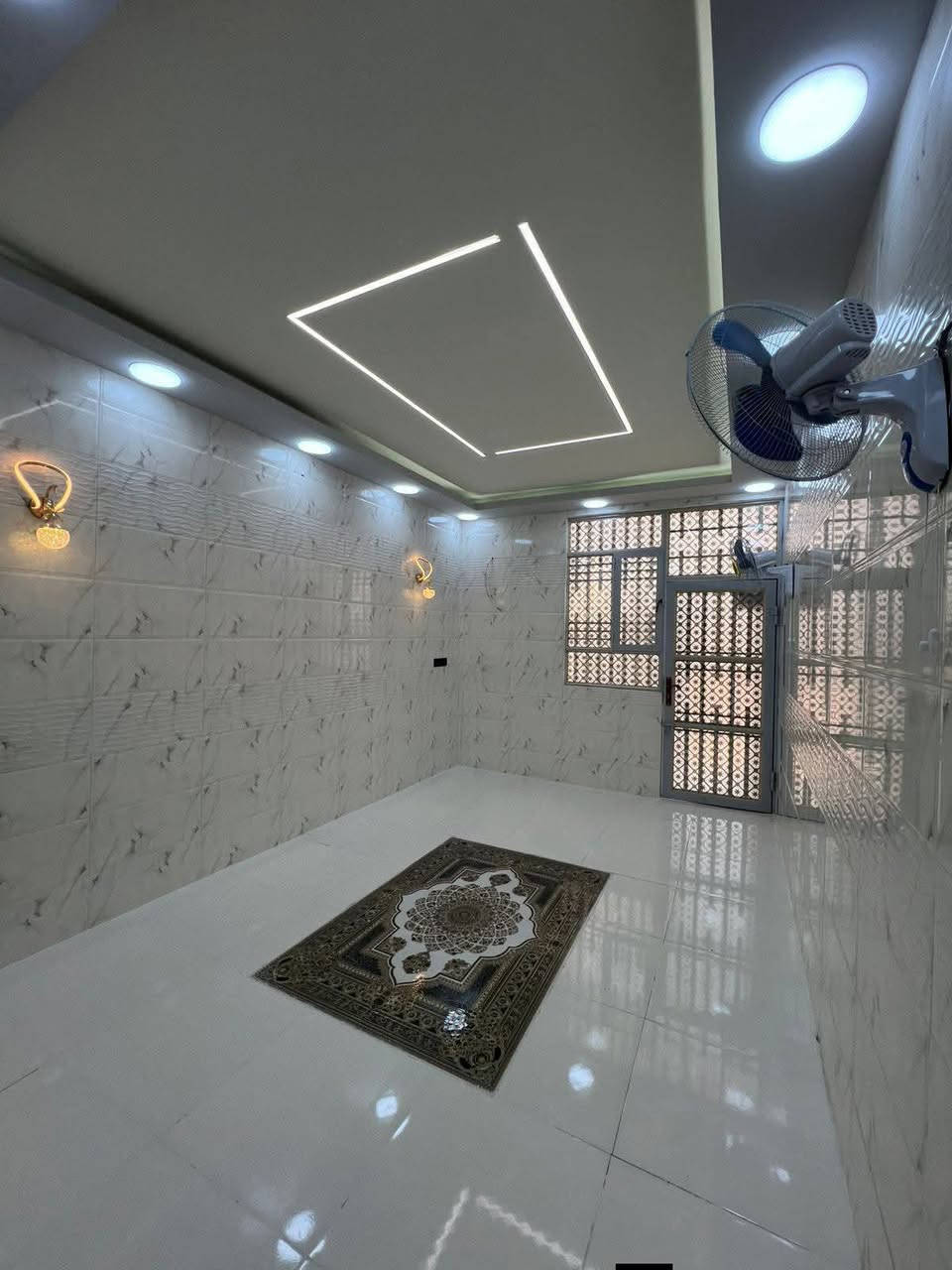 سلام عليكم يوجد
بيت مساحة 50 متر طابق ونص بناء حديث  للبيع 
شوارع ١٠متر 
يتكون البيت من غرفه نوم وصاله  
ومطبخ وصحيات داخليه خارجيه 
 البيت  جاهز للسكن 
طابو  زراعي ٢٥ 
 التحويل من ابو السند مباشر - قرار محكمة
 متوفرة كافه الخدمات (تبليط ♦️ماء ♦️ كهرباء♦️ مجاري) 
 الموقع مجمع الابداع كربلاء شارع الرابط يبعد 8 كيلو عن الإمام الحسين عليه السلام 

 اللاستفسار اكثر اتصل على الارقام التالية
***********
حيدر الغراوي للعقارات والمقاولات العامه 
 
 #عقارات_للبيع #العراق #حي_العباس #فولو #اكسبلور #متابعين #بساتين #البصرة #كربلاء #بغداد #كربلاء_الحسين #بيع #كربلاء_المقدسة #عقار #عقارات #فولو #دعم #متابعة #سبحان_الله #تعليق #لقطة #للبيع #القران_الكريم #بيت #اكسبلور_فولو #يالله #اكسبلور_explore #استغفر_الله #استثمار #عقارات_كربلاء كربلاء, العراق
