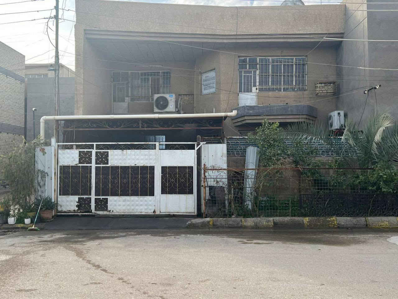 بيت للبيع طابو صرف الزعفرانيه خلف جامع الصدرين 
مساحة 125 واجهة 10 نزال 12 ونص 
تفاصيل اكثر خاص او الاتصال ع الرقم ***********

