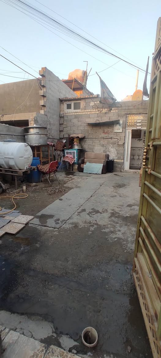 سلام عليكم توفر عندي بيت مساحه البيت 100متر طابق واحد جبها 5 نزال 20 البيت زراعي واقع حال مكاتبه فقط بيت بناء حديث بيت كامل فقط استقبال ماكامله موقع البيت البلديات الضباط خلف الصحفيين قرب مدرسه زين القوس قرب منطقة حي الامير منطقه كامله كل الخدمات مي مجاري كهرباء تبليط الاستسفار اكثر ***********سعر البيت 62بي مجال رد واتساب ماسنجر
