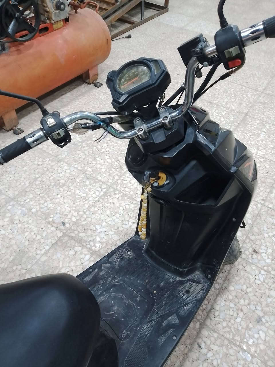 دراجه للبيع شغاله كلشي مابيهه وصل مال معرض بيهه والي عنده مراوس اراوس الشراي يخابر،، ***********،، ***********
