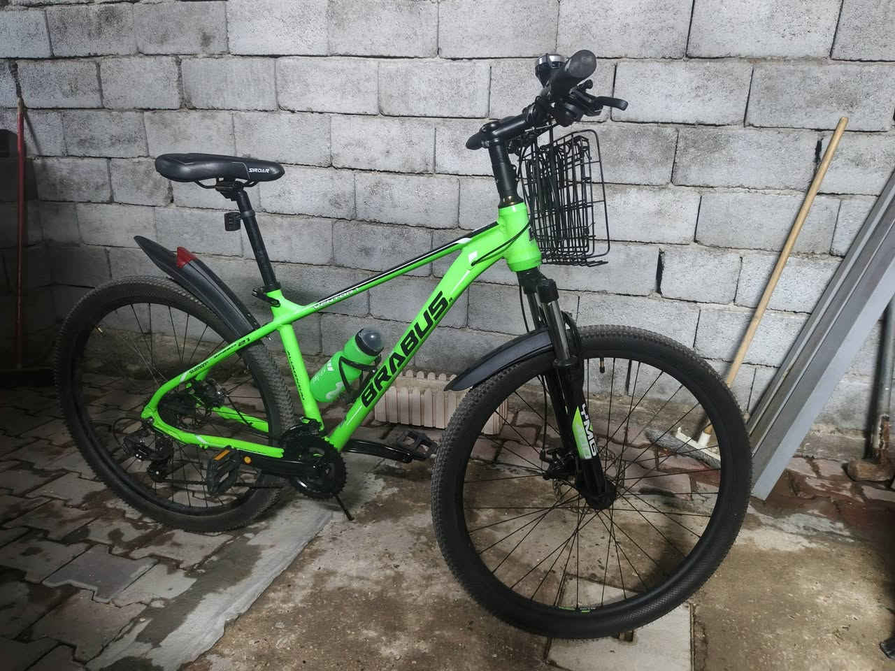 السلام عليكم
الماركة: برابوس (BRABUS).النوع: دراجة جبلية (Mountain Bike).الهيكل (الفريم): مصنوع من الألمنيوم بالكامل، مما يجعلها خفيفة الوزن ومقاومة للصدأ.نظام السرعات (السستم): شيمانو (Shimano) أصلي، عادةً ما يكون 21 سرعة (3 تروس أمامية × 7 تروس خلفية).حجم الإطارات: يتوفر هذا الموديل بحجم 29 بوصة.المكابح: نظام ديسك بريك (Disk Brakes) أمامي وخلفي لضمان توقف قوي.الإضافات: دبل أمامي لامتصاص الصدمات، مع جاملغات (واقيات طين) وقاعدة مطارة.
بايسكل ما ماشي بعده صفر جديد فول لحد يخابرني يسألني عل نضافه السعر 150 مكاني بغداد حي الجهاد رقم الاتصال***********
