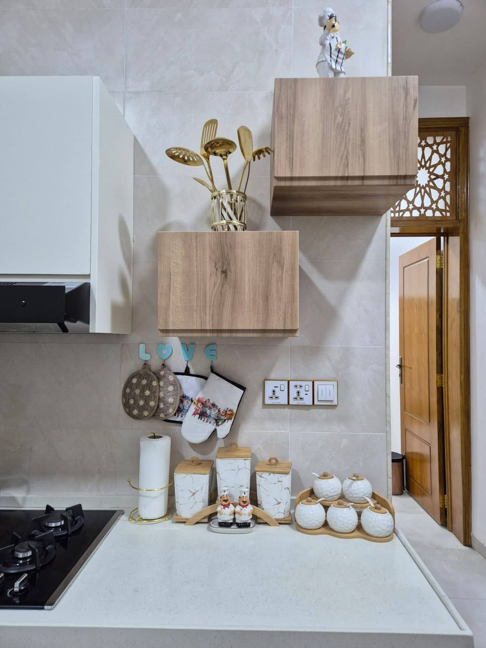 كاونتر تركي درجه اولى +سطح كرانيت طبيعي اصلي داخل والخارج hdf مع الطباخ
طول جهة الطباخ مترة ونص
طول جهة السنك مترتين ونص 
مع ميز جلوس (بار) 
 و٤ ستولات  
ب٣ ملاين


**إذا كنت صاحب هذا الإعلان وتريد حذفه لأي سبب، رجاءا أرسل رسالة إلى الدعم الفني**