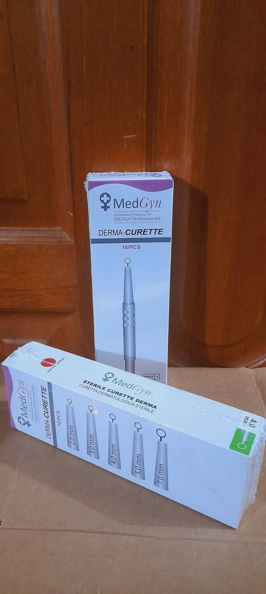 (Derma-Curette) من شركة MedGyn. 
كاشطات طبية معقمة – أداء احترافي بثقة عالية
كاشطه جاهزة للاستخدام ولمرة واحدة، بدون الحاجة لإعادة الشحذ أو التعقيم ✅
توفر لك دقة عالية، أمان، وسهولة أثناء العمل الطبي.
✨ المميزات:
حافة حادة من الفولاذ المقاوم للصدأ
مقبض مريح لثبات وتحكم أفضل
المقاس محفور على كل كحتة لسهولة الاختيار
متوفرة بمقاسات (4\5\7)
معقمة وجاهزة فوراً للاستخدام
🏥 مناسبة لـ:
الأمراض الجلدية | الجراحة | طب الأقدام | الأورام | الطب البيطري
📩 للتواصل والاستفسار يرجى مراسلتنا على عبر واتساب***********.للبيع جمله ومفرد.للمعرفه المزيد عن هذا المنتج ضغط على هذا رابط https://share.google/78tIJujNgakIbd9Xa
