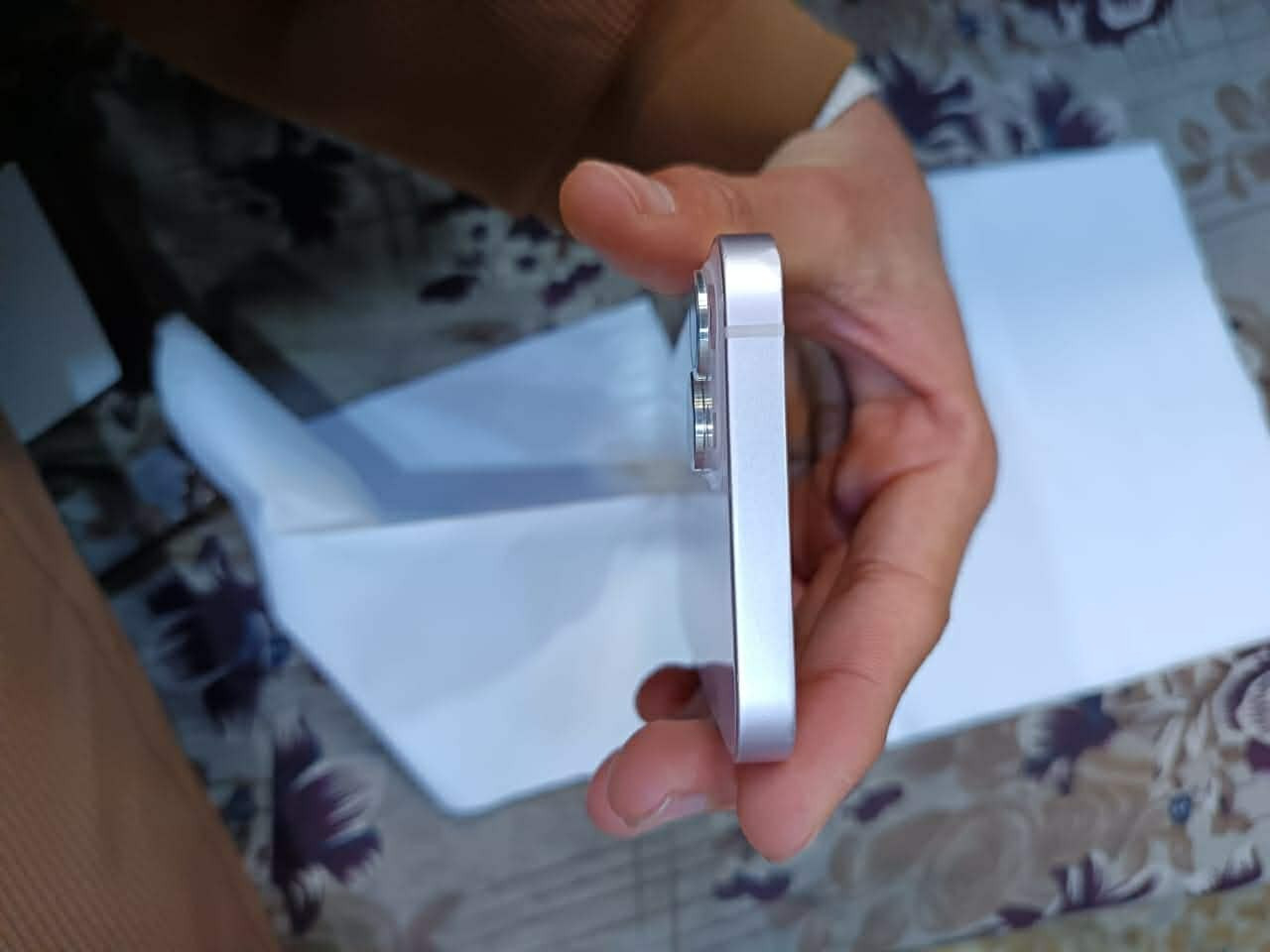 جهاز 13 عادي البطاريه 81 ذاكره128 تك سيم جهاز نضافه 90‎%‎ والجهاز نور مان قطقه وحده ما مفتوح وين ما اتريد تفحصو افحص سعر 450 بي مجال قليل حيل للشراي  واتساب ‏‪***********‬‏
