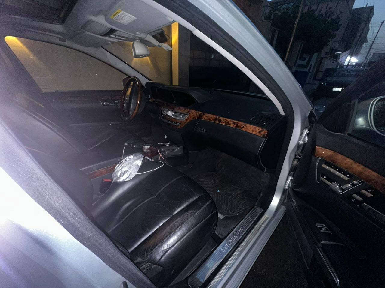 السلام عليكم 
سيارة مارسيدس s550 موديل 2006 
   8 سلندر 
لارج باب طويل 
وارد يابان  
كلين تايتل 
ماشية 136 الف قابل للزيادة  مواصفات  تبريد ثلج امامي وخلفي وجوانب 
خمس بردات كهرباء 
سلايد 
حسساسات امامي خلفي كامرة خلفية 
مقاعد كهرباء مع ميزة الذاكرة امامي خلفي 
لون سلفر 
ابواب شفط جنطة شفط 
ستيرن صاج 
ايرباك امامي خلفي 
داخل جلد اسود 
للجادين التواصل وتساب على ***********
