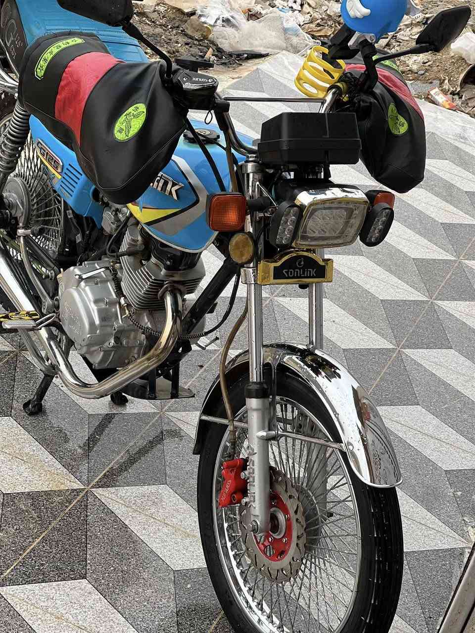 السلام وعليكم للبيع دراجه 4 كير موديل 24 مفتوحه النضافه جدامك السعر 525 وبيها مجال العنوان تكريت. 
***********
