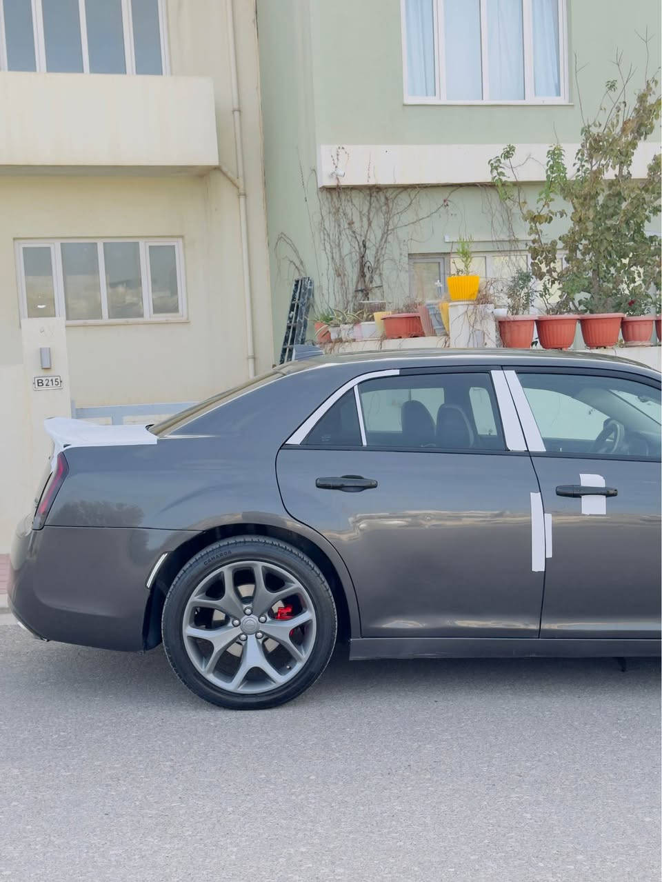 سلام عليكم 
اوباما كلايسلر c300 
موديل 2022 اصل 
مواصفات c معروفة 
شاشة وكشن كهرباء 
حساس خلفي رادار جانبي 
دمام خلفي بالصندوق 
داخل جلد 
(السيارة مو عام بس ابيع صبغ عام)
(بجم صفاح خلف كبس بدون دواخل وبدون ايرباك) 
السيارة عمرتها من الصفر كلشي جاهز بيها من صبغ ومن سمكرة ومن بوليش وحمام 
بدون لحيم وكص 
باسمي تحويل ثاني يوم 
ماشية 43 الف mi
كير ومحرك بشرط 
السعر مناسب 
(178$) ومجال بسيط جداً 
مكان اربيل 
*********** أربيل, العراق
