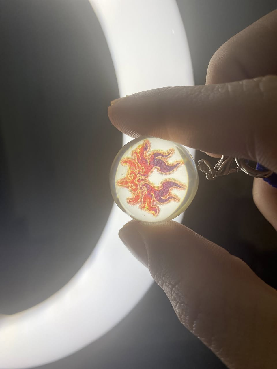 ميدالية يوغي يو أصلية – إصدار ياباني رسمي (1995–2004)
ميدالية (Keychain) يابانية أصلية تحمل شعار سلسلة 遊☆戯☆王 (Yu-Gi-Oh!) الشهير، مع شعار ناري مميز داخل كرة بلاستيكية شفافة صلبة.

الميدالية صادرة عن شركة
Konami Computer Entertainment Tokyo
ومذكور عليها الفترة: 1995–2004، وهي الفترة الذهبية الأولى لسلسلة يوغي يو من حيث المانغا وألعاب البلايستيشن


**إذا كنت صاحب هذا الإعلان وتريد حذفه لأي سبب، رجاءا أرسل رسالة إلى الدعم الفني**