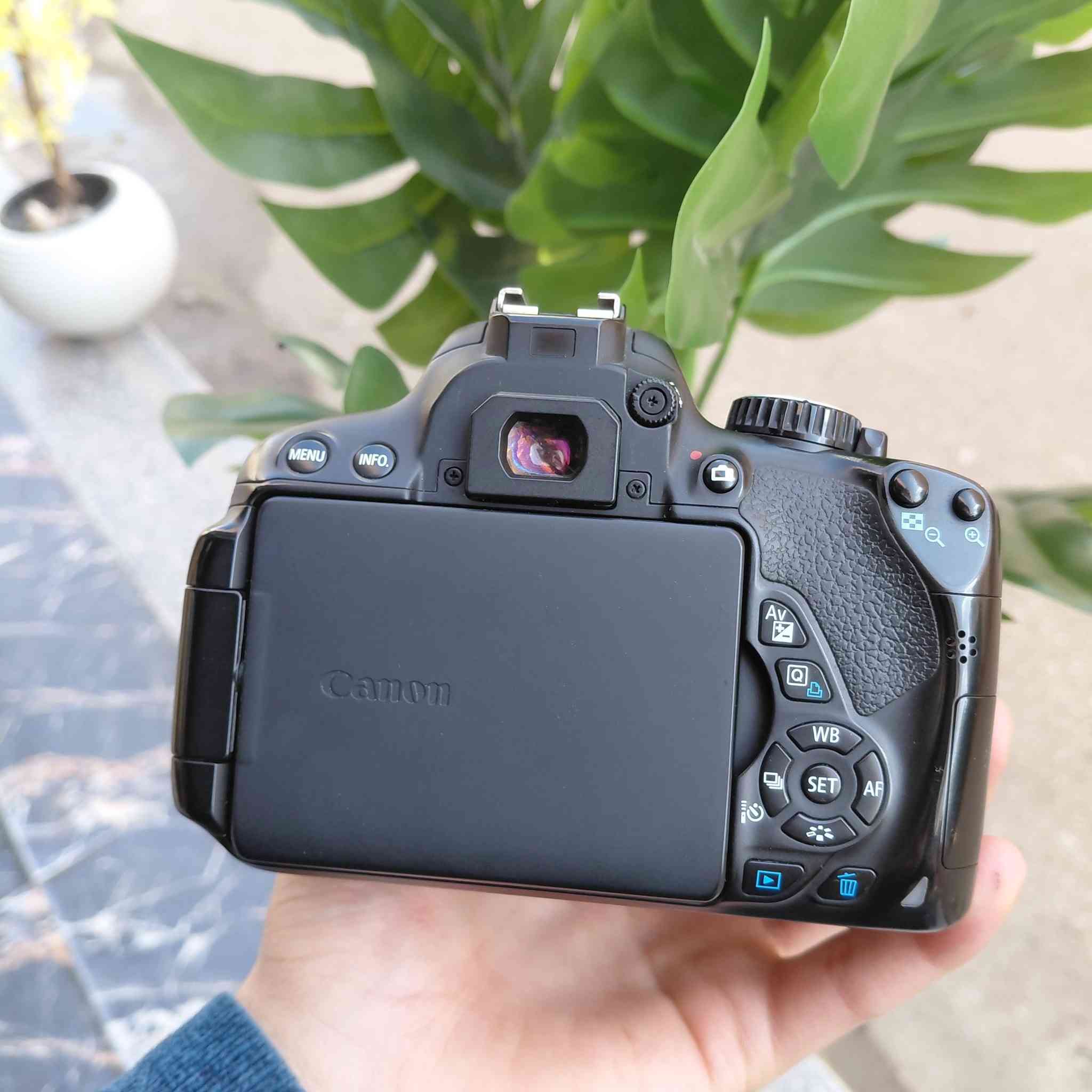 📷 كاميرا Canon 650D للبيع – استعمال خفيف جدًا
كاميرا Canon 650D بحالة ممتازة جدًا، استعمال 
الكاميرا مناسبة للتصوير الفوتوغرافي والفيديو وبجودة عالية، وصناع المحتوى.

المواصفات والمرفقات:
- الكاميرا: Canon EOS 650D  
- العدسة الأصلية  
- البطارية الأصلية  
- الشاحن  
- كابل التوصيل  
- الكرتونه موجوده
- كل حاجتها الأصلية موجودة

المميزات:
- تصوير بدقة 18 ميجا بيكسل  
- تصوير فيديو Full HD
- شاشه متحركه  

📌 الكاميرا نظيفة جدًا ولا يوجد بها أي عيوب.  
📌 مناسبة للتصوير الشخصي، اليوتيوب، وصناعة المحتوى.
_الرقم التواصل 01116147021


**إذا كنت صاحب هذا الإعلان وتريد حذفه لأي سبب، رجاءا أرسل رسالة إلى الدعم الفني**