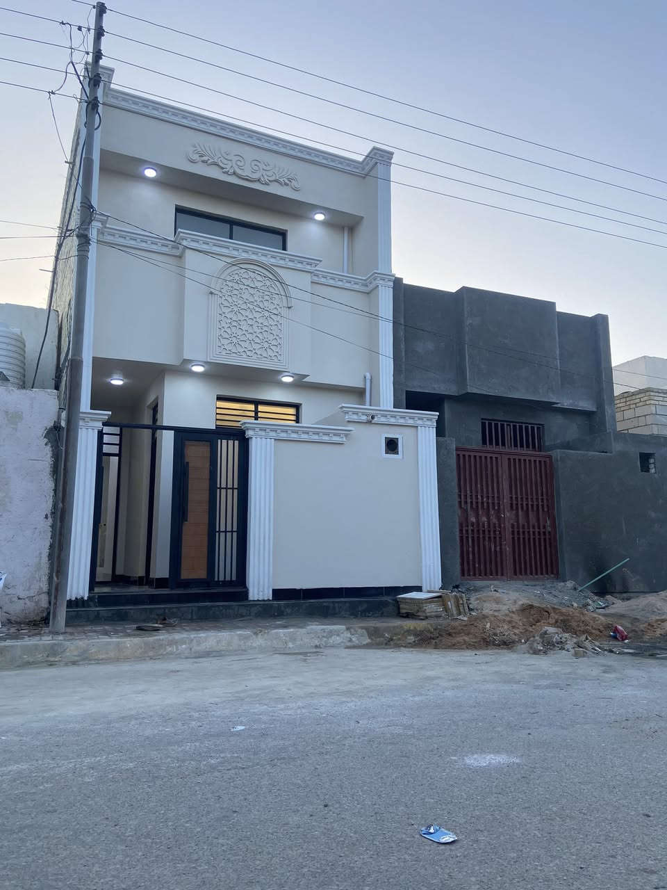 يالله الهم صلي على محمد وآل محمد دارمساحه100متر كربلاء حي العامل خلف مول الباقر قطاع19واجهت الدار على مدارس 2 مدرسه ثورة العشرين وال سيده طوعه اكرر واجهت الدار على مدارس يعني ماكو جيران كدامك طابو صرف بئسمي  طابق اونص الدار تفاصيله 2غرف نوم 2صاله دبل استقبال مطبخ صحيات داخليه خارجيه البيت بناء حديث يعني جديد مامسكون الدار يبعد عن الإمام الحسين عليه السلام 10كم ❤️اعتذر عن الرهن وال ايجار وال مبادره بيع نقد فقط للاستفسار ***********
