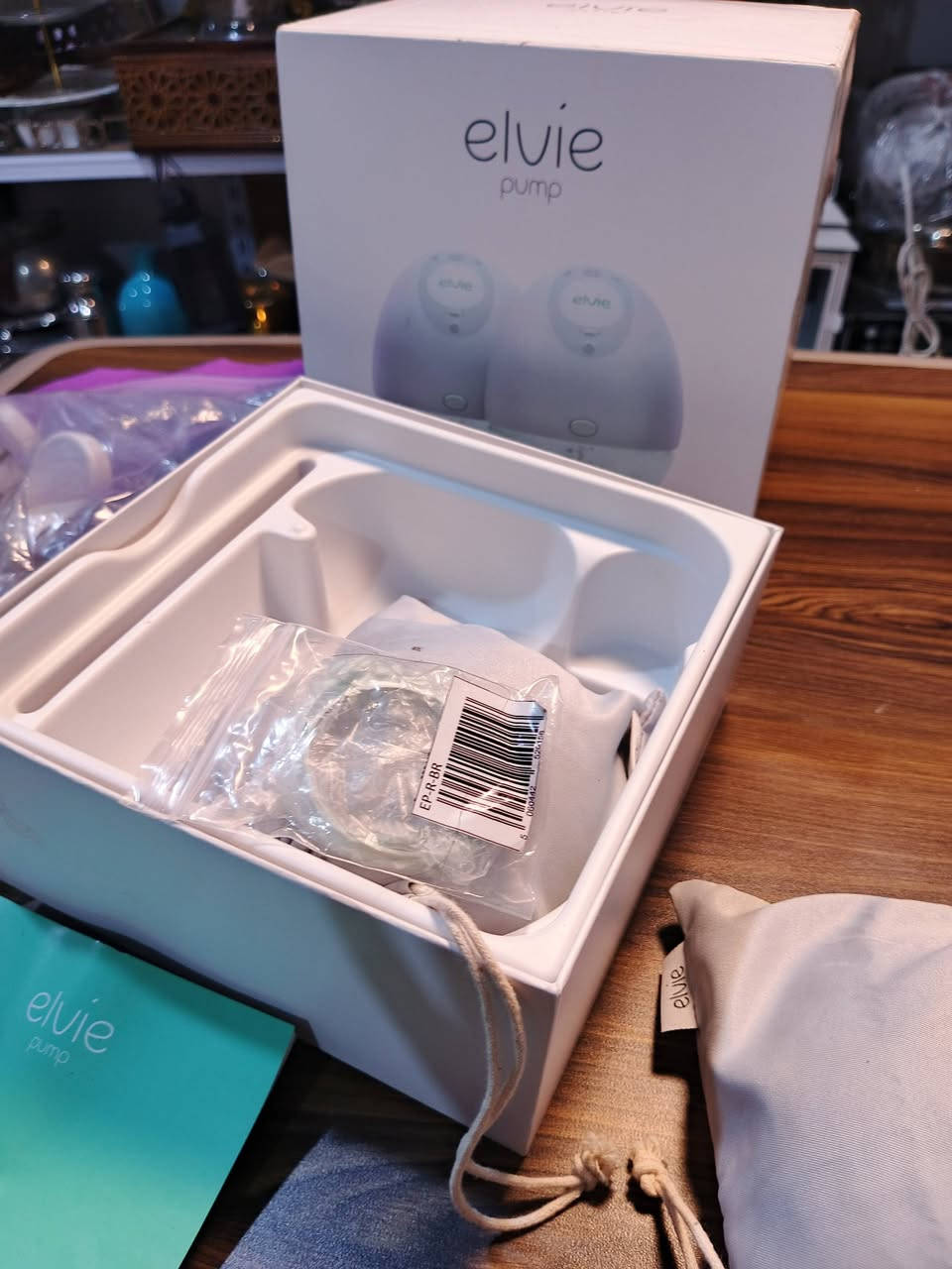 هذا المنتج هو مضخة الثدي الكهربائية القابلة للارتداء من شركة Elvie. 

تصميم مدمج: مضخة لاسلكية وخالية من الأنابيب مصممة لتوضع داخل حمالة الصدر لضخ الحليب بشكل سري. 

تشغيل صامت: توصف بأنها أول مضخة ثدي صامتة في العالم لتوفير الراحة أثناء الاستخدام. 

التحكم الذكي: يمكن التحكم بالمضخة ومراقبة حجم الحليب عبر تطبيق الهاتف الذكي. 

قابلة لإعادة الشحن: تعمل ببطارية قابلة لإعادة الشحن وتتضمن حاويات قابلة لإعادة الاستخدام وآمنة للغسيل.


**إذا كنت صاحب هذا الإعلان وتريد حذفه لأي سبب، رجاءا أرسل رسالة إلى الدعم الفني**