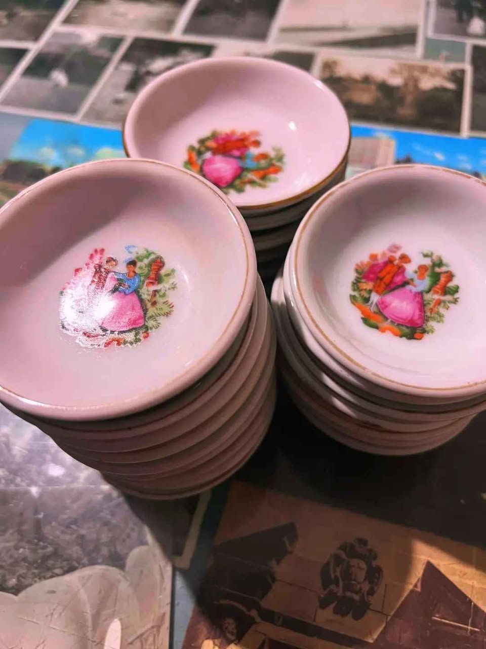 Vintage "Romeo & Juliet" Miniature Plates (5 cm)
​Size: 5 cm
​Options:Available as a set or sold individually.
​Condition: Excellent Vintage Condition, No Chips, Cracks, or Flaws.
​📸 Please review the photos carefully as they form part of the description.
📦 Shipping Available to all governorates.
✉️ For price and serious inquiries: Please feel free to send a direct message (DM). الاسكندرية, مصر


**إذا كنت صاحب هذا الإعلان وتريد حذفه لأي سبب، رجاءا أرسل رسالة إلى الدعم الفني**