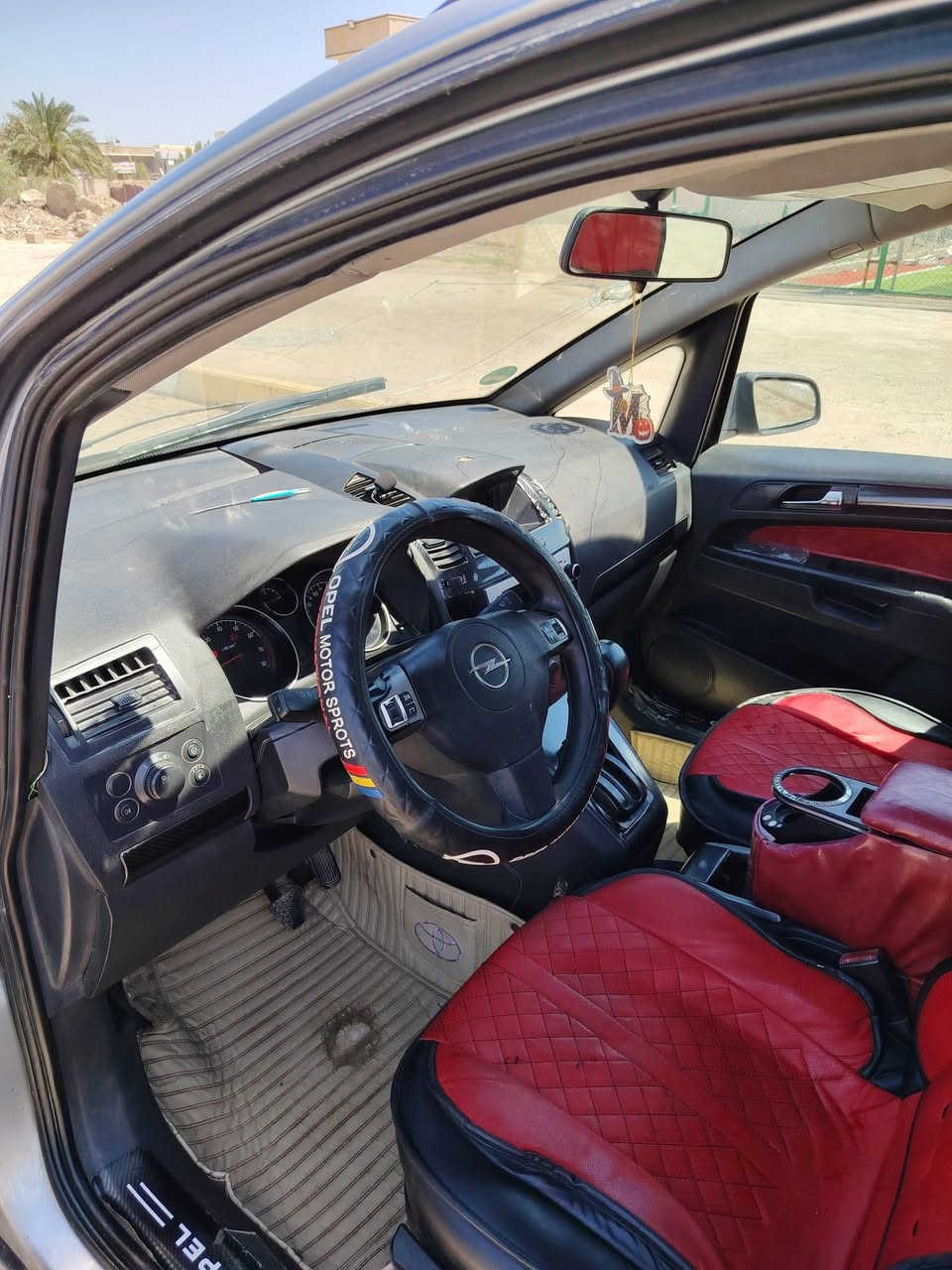 ​نوع السيارة: أوبل زافيرا (Opel Zafira).
الموديل: 2007.

​السعة: 7 راكب.

​المحرك والكير: محرك 1600، كير أوتوماتيك (بحالة ممتازة).

​ بدون أي صبغ نهائياً، والجسم سليم جداً بدون أي خياس و الكشر بلادي 

​ شاشة تدعم نظام CarPlay + كاميرا خلفية عالية الدقة.

​ تخم تاير جديد 

​الكهربائيات: داخلية السيارة نظيفة جداً، وجميع الكهربائيات شغالة 100%.

​تبريد السيارة عاطل 

​السعر المطلوب: 49 ورقة وبيها مجال بسيط 

​للتواصل والاستفسار:

واتساب أو اتصال: ***********

العنوان (ديالى -  بعقوبة)
