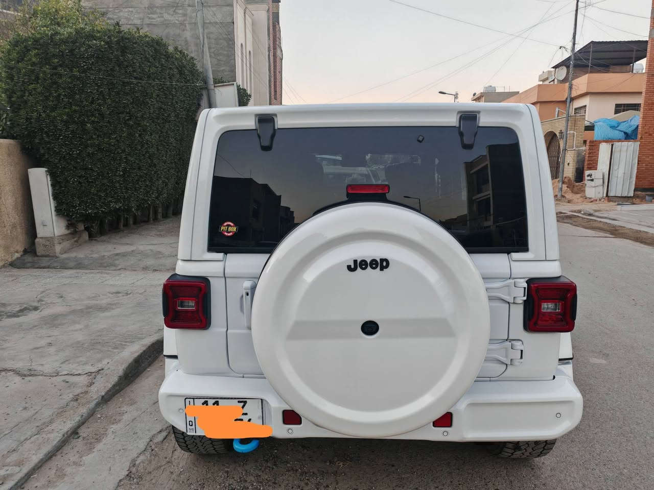 السلام عليكم 
للبيع 
جيب رانكلر موديل ٢٠٢٤ 4xe
محرك 4 سلندر ثلاث انظمة قيادة 
السيارة 375 حصان

ماشيه 34 الف كيلوا 

فول الفول للأخير سوميت اعلى فئه 
كشنات جلد رصاصي
كشنات كهرباء 
كشنات تدفئه
سترين تدفئه
كاميرا اماميه
زراك كاميرا 
كاميرا خلفيه
مرايه وسطيه اوتودم 
رادار حانبي 
رادار خلفي 
رادار امامي
سياقة ذاتيه 
بريك طوارئ تلقائي
كشافات اماميه 
ليد كل الانارة اللي بالسيارة 
ايرباك عدد ٦ 
نظام صوت Alpine 
امبليفاير بالجنطة بيها صوت كلش قوي 
شاشة كبيرة بيها كل اعدادات السيارة 
بيها نظام Alexa 
السقف سلايد كهرباء 
السيارة فول للاخير وقليل تجي هيج مواصفات 
 حادثها كلش خفيف بدون ايرباك بدون دواخل 
ومرفق صور الحادث
رقم بغداد بأسمي
هزه جديده شهر ال12 /2025

مكاني السيارة بغداد/اليرموك 
سعر السيارة 28.5 الف دولار وبيه مجال بسيط

هذا رقم تليفوني
*********** 
بي واتس اب
