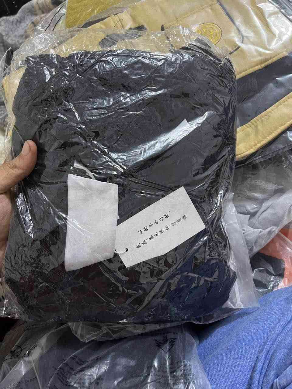 ترا دابيع سعر ارخص من لمخازن ولجملة تصفية محل ملابس تراكات وقطع شلعة كاملة عدد 130 سعر التراك الصيفي او القطعة الشتائي بـ 1500 دينار فقط ( ماعندي توصيل ) مكاني البياع حي تراث هـ واتس *********** بغداد, العراق
