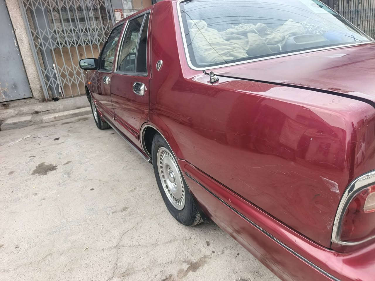 السلام عليكم
نيسان سدرك ماروني و الداخل عسلي 
مكينه وكير وحداديه جديدة 
تبريد وتدفئة على السويچ 
هزه وسنويه جديده 
بأسمي 
السياره كلها على البلاد فقط باب اليمنى الخلفيه بيها رشه صبغ 
رقم سليمانيه الجديد 
المكان بغداد ساحه الأندلس 
السعر ٧٤ وبيه مجال 
***********
