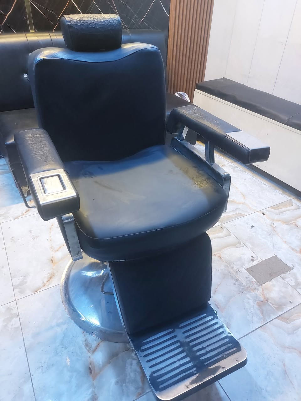 كرسي حلاقة للبيع ١٠٠ قفل المكان المحمودية ناحية الرشيد ***********
