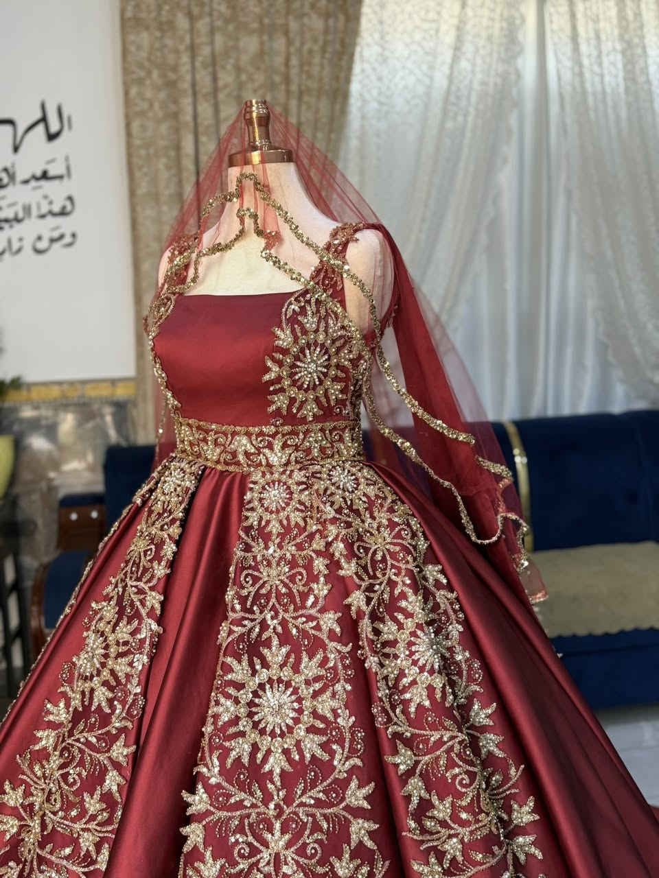 سنتر شمس بيوتي ☀️ 
بدلة حنة للإيجار 
موديل هندي او خليجي 
لون ماروني❤️
تلبس من قياس 36 ال 48
مع مسكه ورد + طرحه لون احمر + برنص 
بابل - المسيب - حي الزهراء ( العلكايه )
للحجز خاص او الاتصال 
على رقم الواتساب ‭٠٧٧٦ ٦٧٨ ٧٣٨٧‬
