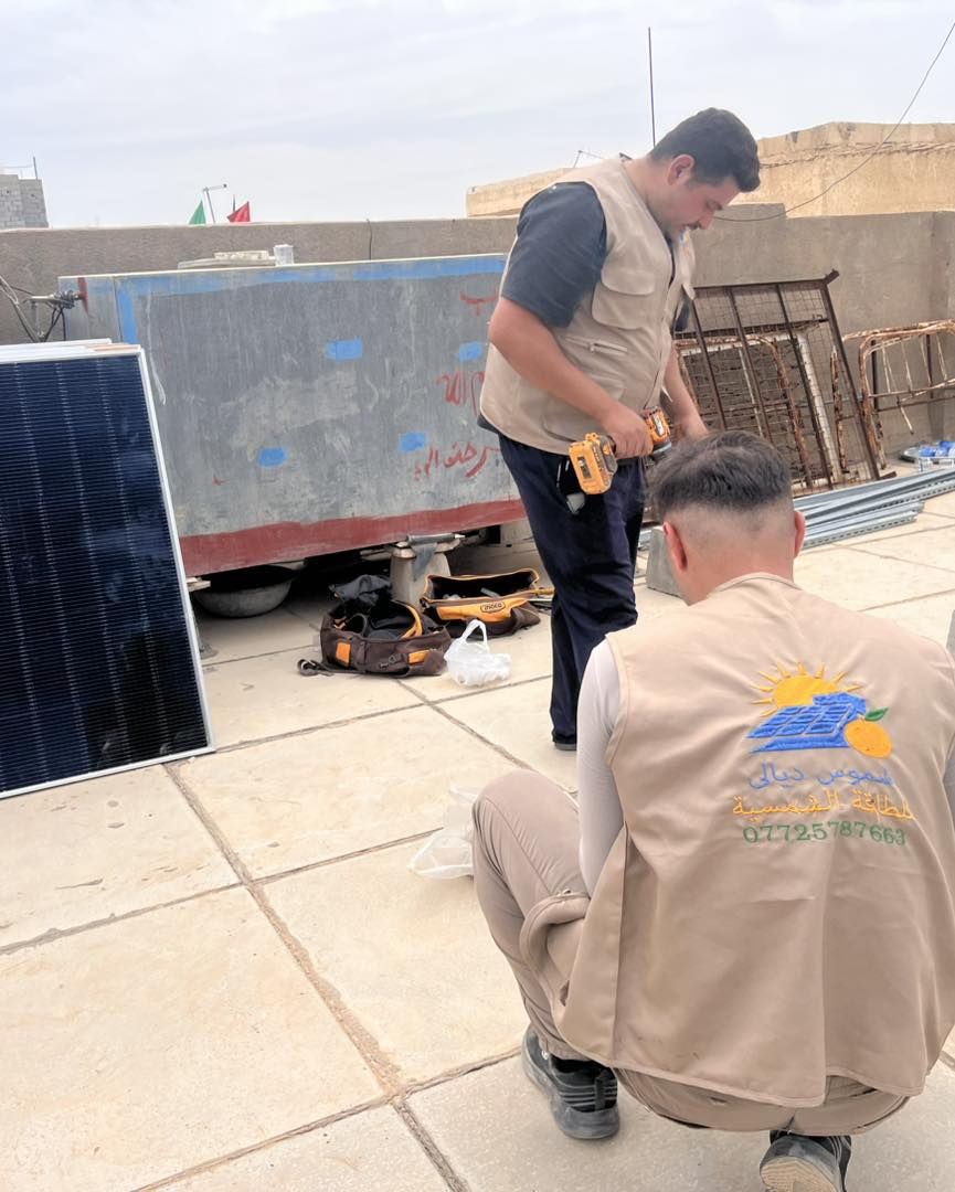 🌞⚡ بفضل الله تم تنصيب منظومة طاقة شمسية متكاملة في منطقة الحويش ⚡🌞

✅ منظومة توفر 20 أمبير نهاري  
🌙 + 15 أمبير تشغيل ليلي لمدة 3 ساعات  
باستخدام مكونات أصلية من براندات عالمية لضمان أفضل أداء واعتمادية.

🔹 مكونات المنظومة:

🔋 انفيرتر Deye Off-Grid  
قدرة 6 كيلوواط — عدد 1  
✅ ضمان 5 سنوات (استبدال أو صيانة)

🔋 بطارية ليثيوم سعة 16 كيلوواط  
عدد 1  
✅ ضمان 7 سنوات صيانة

☀️ ألواح شمسية 620 واط  
براند عالمي — عدد 9 ألواح  
✅ ضمان 12 سنة

🏗️ هيكل حديد مغلون بسماكة 1.7 ملم  
مع صبات كونكريتية قوية وثابتة

⚡ كيبلات وبوردات AC/DC  
مع جهاز تحويل بارد منفصل

✅ تركيب احترافي  
✅ أداء ثابت وكفاءة عالية  
✅ راحة مستمرة بعيداً عن انقطاع الكهرباء والمولدات

🏢 مكتب شموس ديالى للطاقة الشمسية

📞 للحجز والاستفسار:
077257876


**إذا كنت صاحب هذا الإعلان وتريد حذفه لأي سبب، رجاءا أرسل رسالة إلى الدعم الفني**