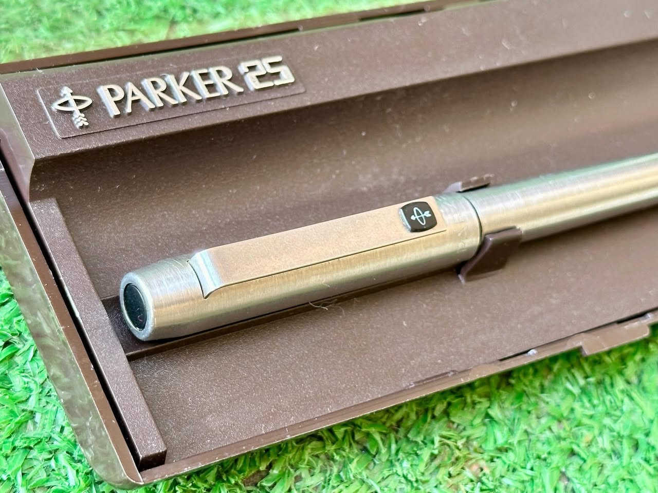 باركر ٢٥ ( PARKR) جاف  
إنكليزي  الصنع  انتاج الثمانينات 
ستل استل - اسود          
 لوك غير مستعمل 
مع العلبه الاصلية    
السعر ٧٥ الف 
للاتصال ***********
