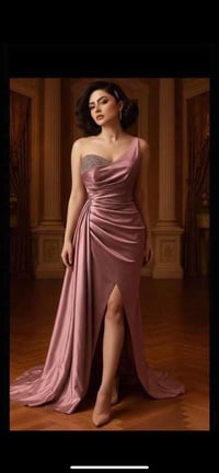 فستان • مقاس ٣٨-٤٠ • لحد ٦٥كغ