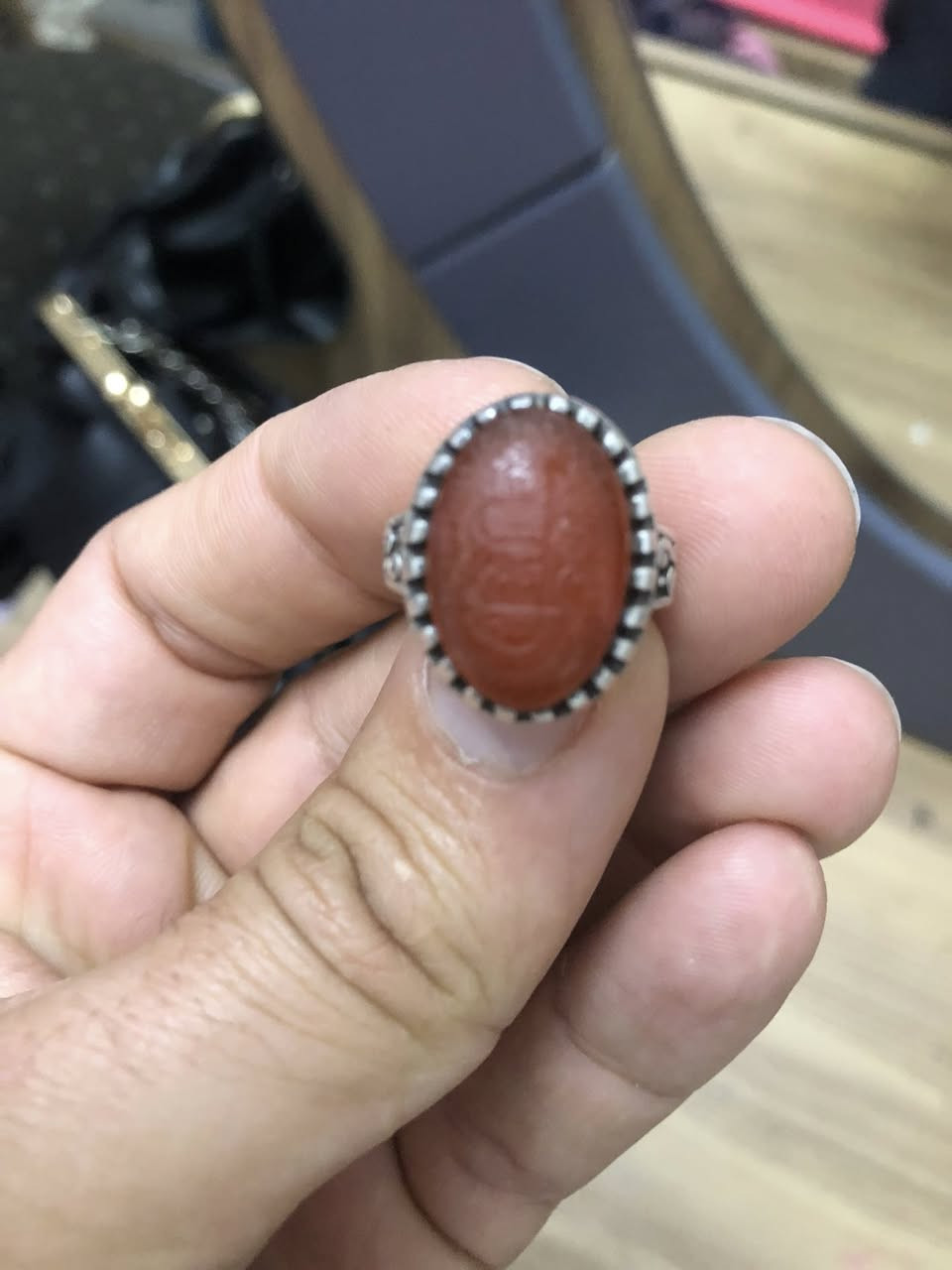 عقيق يماني مشمشي قديم مااخوذ من ضريح الامام علي ع واني ناقش عليه قبل ٥ سنوات طلسم عين علي ع وخمسة اصحاب الكساء يم احمد ابن سيد فراس الخرساني الخطاط المعروف 
الفضة قديمة عيارة ٩٢٥
السعر ١٢٥ الف


**إذا كنت صاحب هذا الإعلان وتريد حذفه لأي سبب، رجاءا أرسل رسالة إلى الدعم الفني**