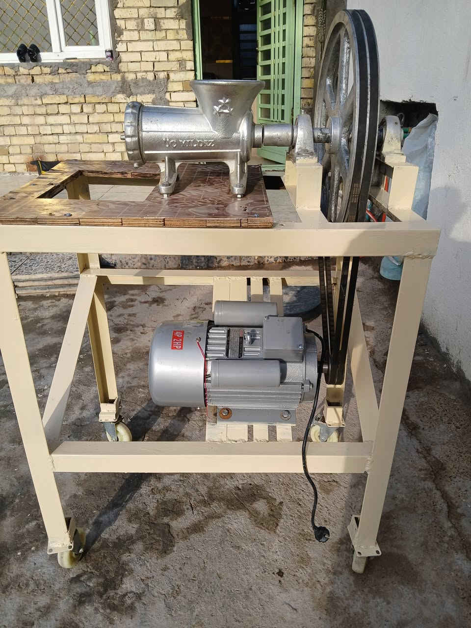 السلام عليكم للبيع شواية دجاج تركية ٥ شياش اخت الجديد السعر ٤٥٠ الف
ماكنة ثرم فلافل حجم 32 ماطور 2 حصان جديد مشتغل مرة وحدة السعر 300 الف وثنينهن بيهن مجال شوية . الدورة البوعيثة .***********
