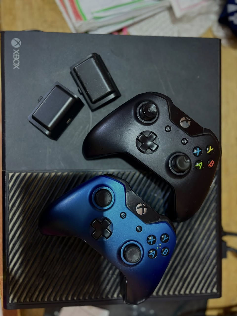 جهاز Xbox One Fat للبيع
الجهاز لوك وعلامة الشركة موجودة عليه، ولم يتم فتحه أو تصليحه أو إدخاله للصيانة سابقاً.

المحتويات:

 • يد تحكم أصلية عدد (2)

 • شاحن عدد (2)

 • الأيدي نظيفة جداً وتعمل بشكل ممتاز

الألعاب الموجودة على الجهاز:

 • FIFA 25

 • Battlefield 1

 • GTA

 • Hollow Knight

كذلك قرص CD لعبة ماد ماكس MAD MAX

فقط تشترك في Game Pass وتشغل الألعاب وتلعب.

السعر: 190 ألف 

الموقع: البصرة / قضاء المدينة/يوجد توصيل

للتواصل واتساب:

0775202101


**إذا كنت صاحب هذا الإعلان وتريد حذفه لأي سبب، رجاءا أرسل رسالة إلى الدعم الفني**