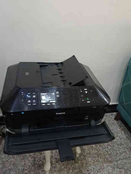 طابعة كانون بيها خلل تطبع ورق فارغ او الوان خفيفة مميزاتها  بيها دوبلكس وفيدر وتطبع على اقراص سعرها 50 الف مكاني الدورة حي الصحة *********** بغداد
