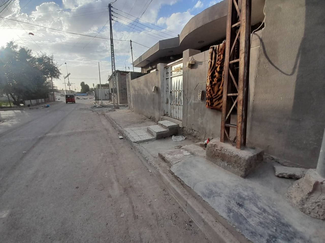 سلام عليكم بيت للبيع بل رشاد شارع التانكي قرب جامع الغركان المساحه 100متر مربع 10×10 بناء جديد صاير ركن تبليط جديد مجاري جديده ماء كهرباء جديده واقع حال مشمول بل تطويب مرقمينه  للأستفسار الاتصال على الرقم *********** بغداد, العراق
